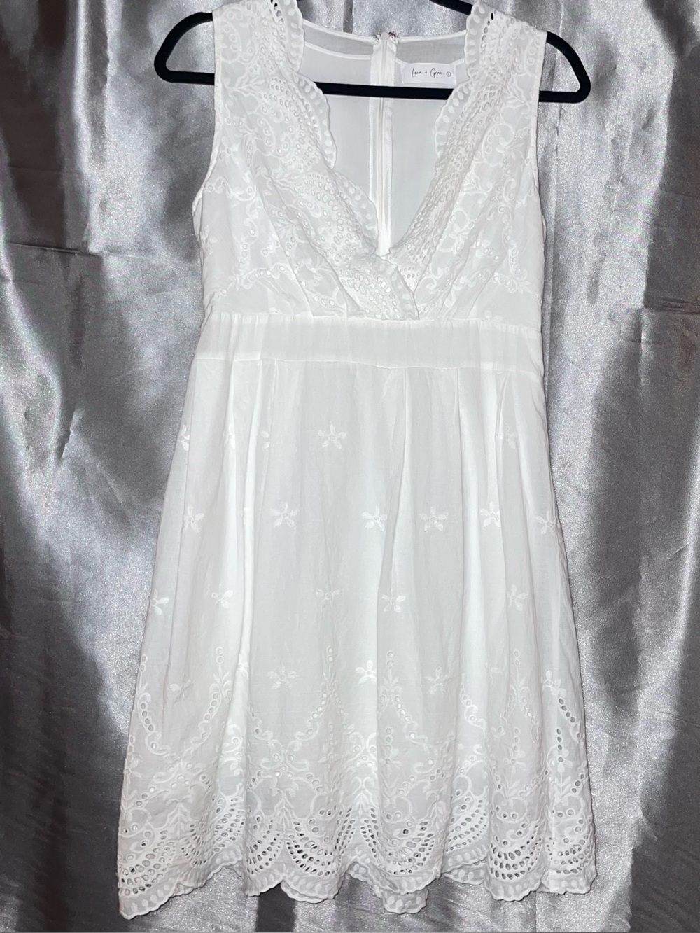 Luca + Grae Floral Embroidered Sleeveless Dress V-Neck Eyelet Size Large